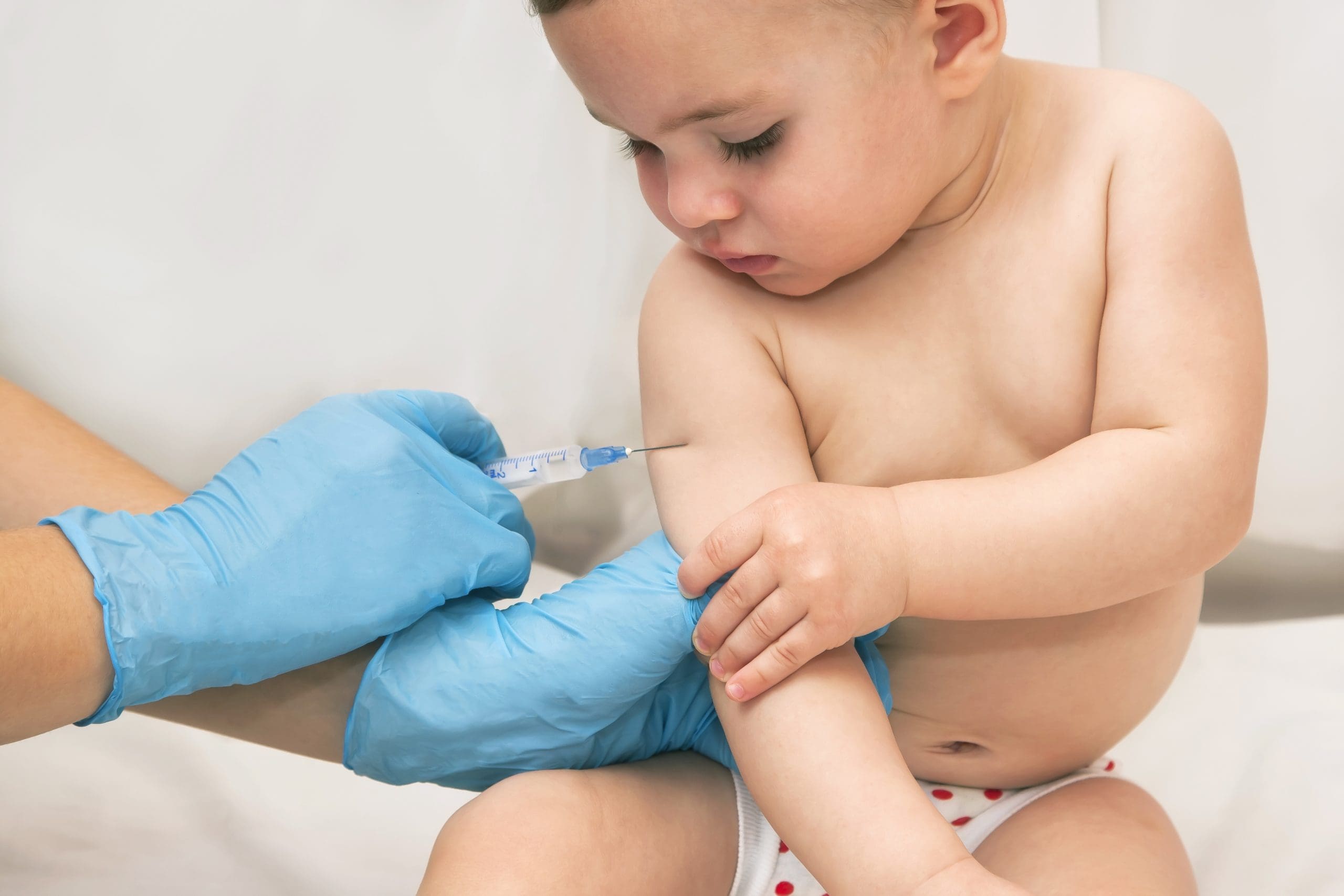 Вакцина акдс вводится детям. Малыш на прививке. Уколы детям.