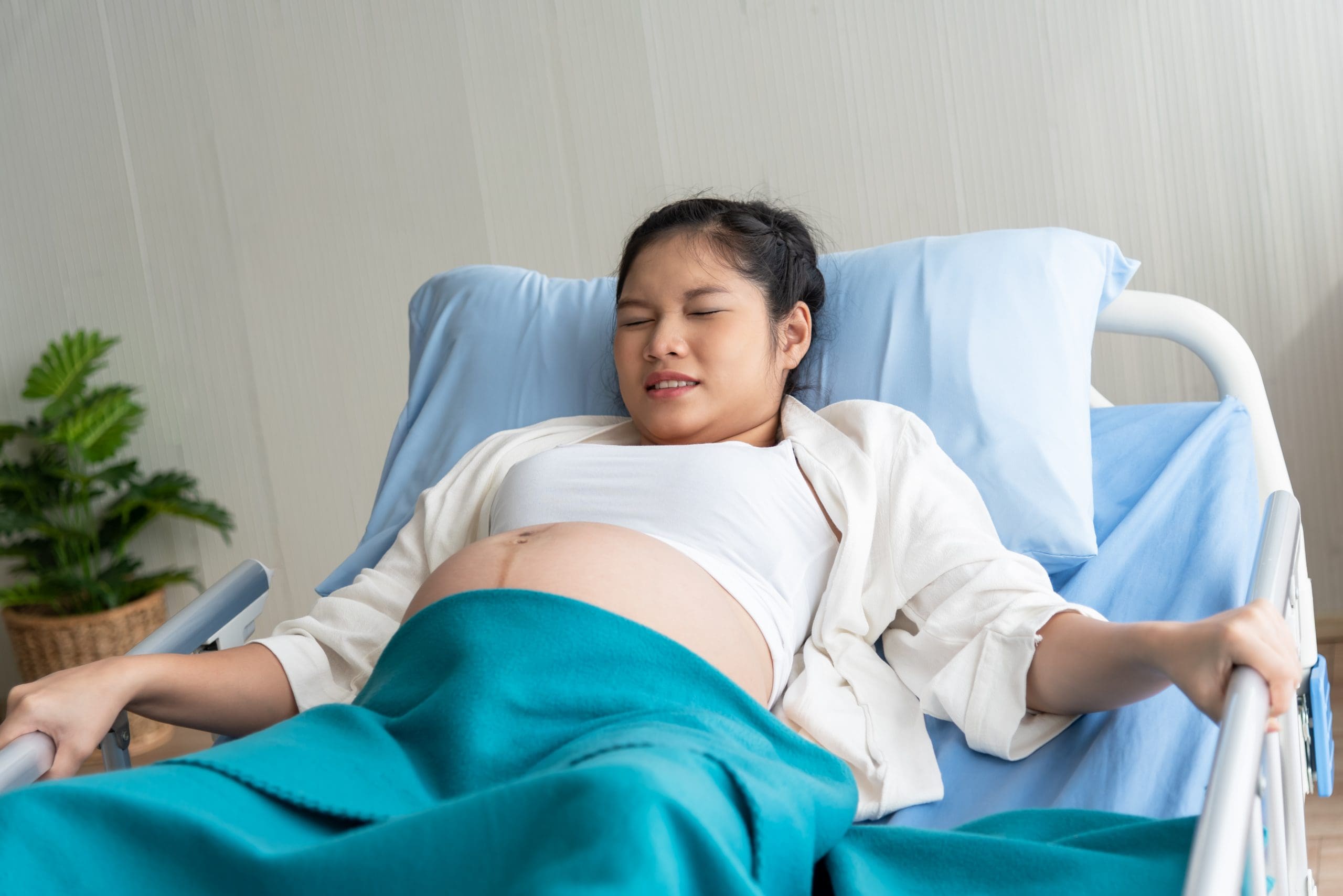 Беременная женщина рожает одна